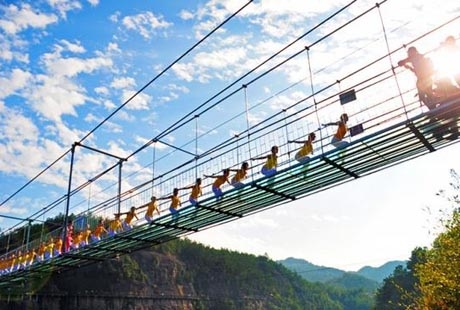 南昌到石牛寨2日游全透明高空玻璃吊桥，你敢挑战吗？